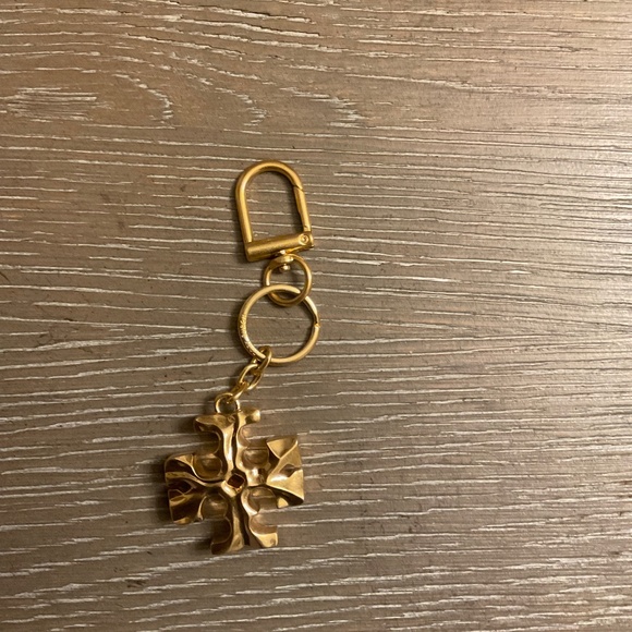 Tory Burch Kira key ring fob bag charm in gold-tone metal. - Picture 2 of 2